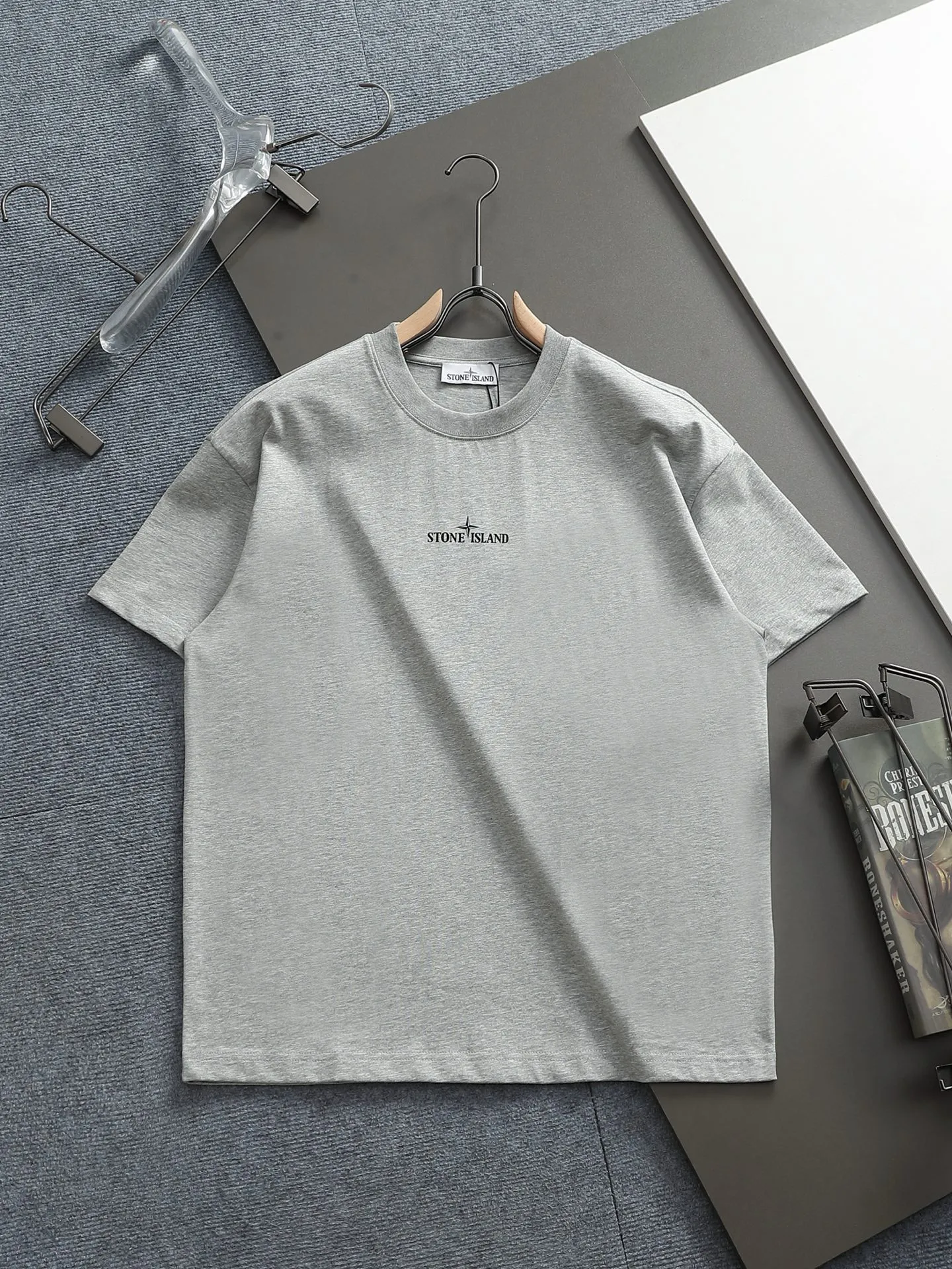 P150 Stone Island 2025FW new autumn and winter geometric print short-sleeved bottoming T-shirt. Pure background color with the brand's iconic compass logo + geometric line printing on the back, full of cool recognition. The basic round neck version is suitable for various body shapes, the fabric is soft and breathable, and multiple colors are available. Suitable for daily outings and casual wear, easy to wear on the street. Color: gray white Size: XSSML